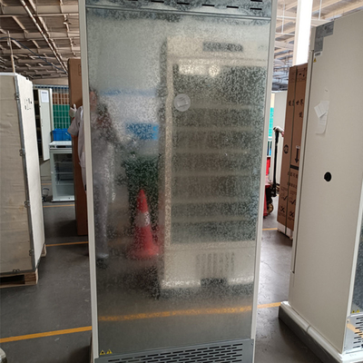 Refrigerador médico de la farmacia del laboratorio del hospital de la clínica con la luz interna del LED