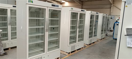 2-8 refrigerador biomédico de la farmacia de la capacidad grande del grado 656L con la puerta de cristal doble para el equipo del hospital